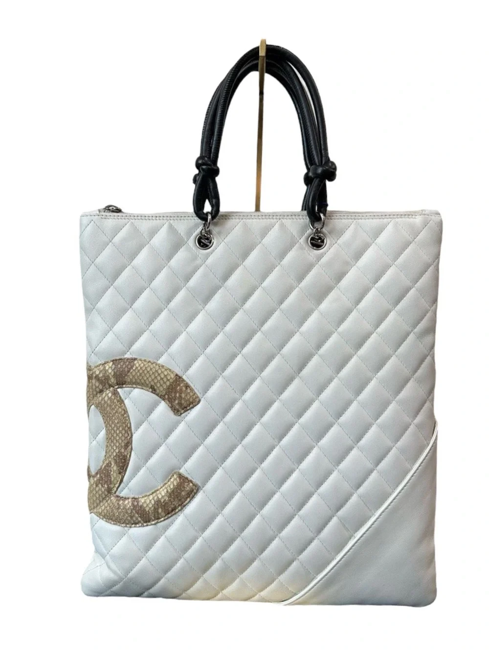 🔥100% Authentic CHANEL White/Beige Python Leather Cambon Runway Flat Tote Bag🔥